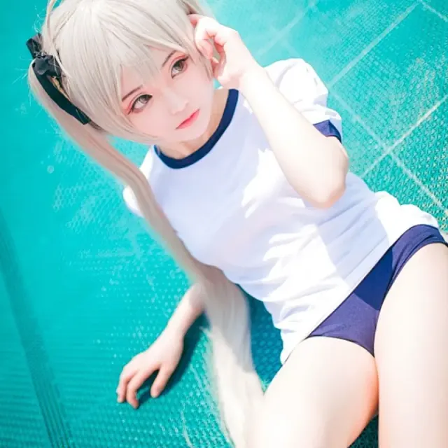 Vorderansicht eines anime-inspirierten Schulsportuniform-Cosplay-Kostüms im Fuchsgeist-Design.