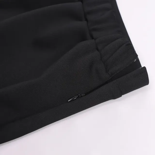 Schwarzer schulterfreier Bühnen-Bodysuit mit Spitze und Glockenärmeln Detail 10
