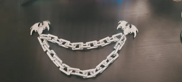 detalle de Conjunto de túnica oscura con capucha y cadenas para Halloween y cosplay medieval 17