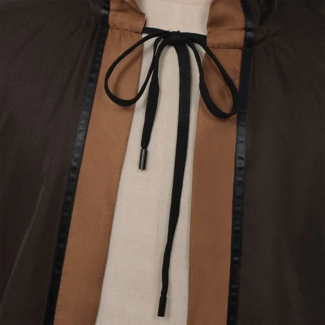 Dunkler Cosplay-Umhang mit Kapuze und Schnürung für Damen und Herren Detail 6
