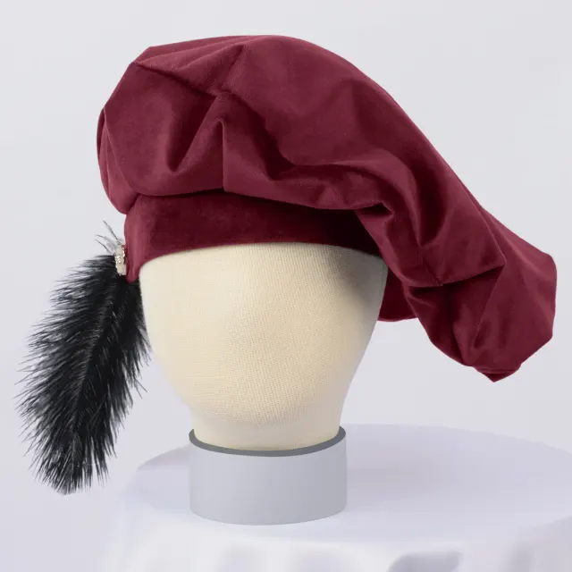 detalle de Boina cosplay con pluma estilo Tudor medieval y renacentista 2