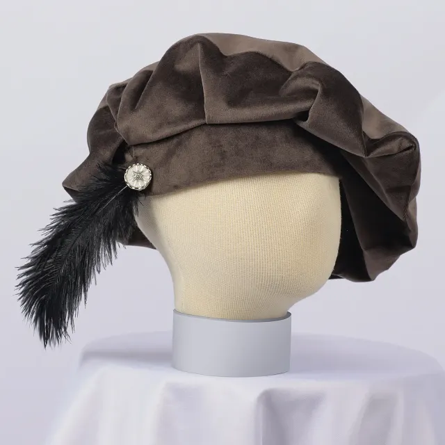 detalle de Boina cosplay con pluma estilo Tudor medieval y renacentista 6