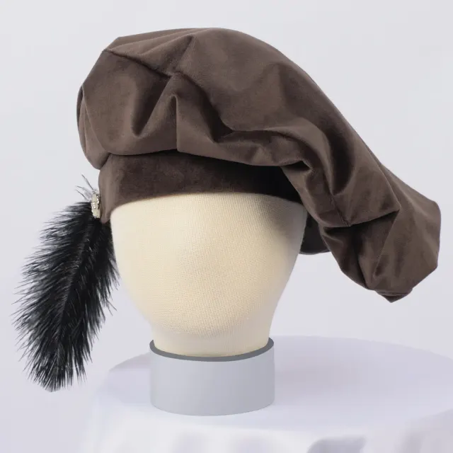detalle de Boina cosplay con pluma estilo Tudor medieval y renacentista 8
