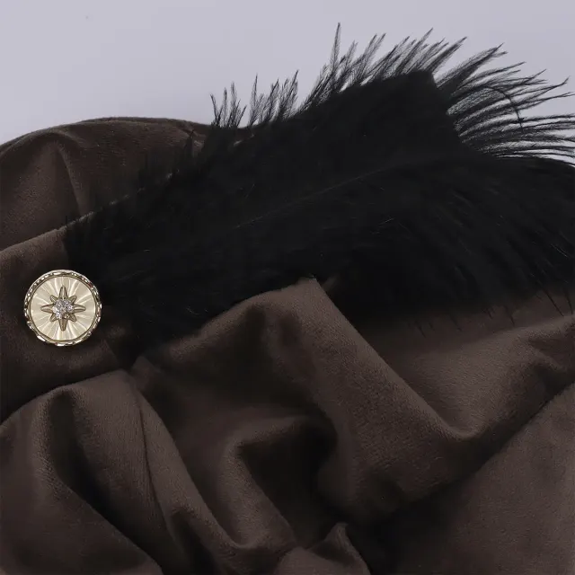 detalle de Boina cosplay con pluma estilo Tudor medieval y renacentista 10
