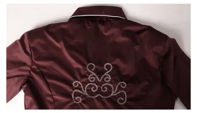 detalle de Frac gótico de terciopelo para cosplay medieval y disfraz de escenario 6