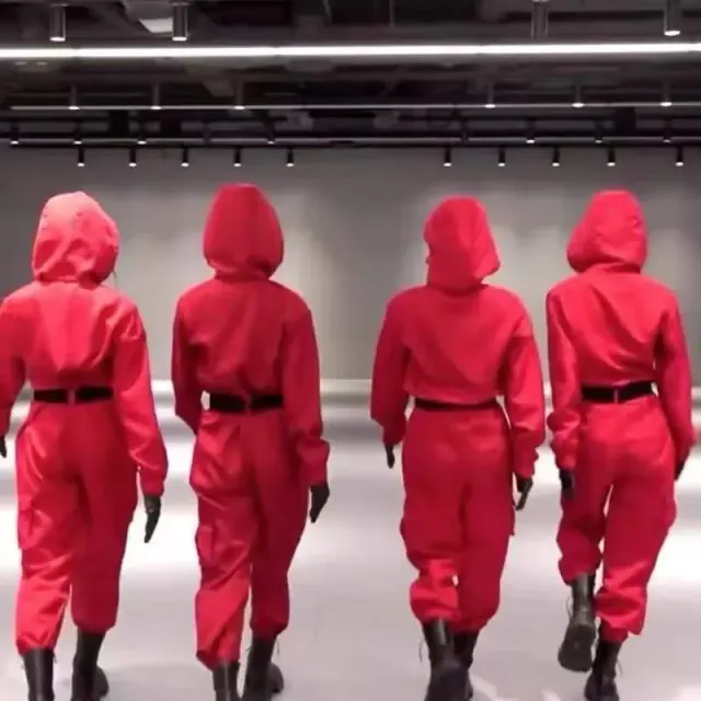 Unisex-Halloween-Cosplay-Jumpsuit-Kostüm mit Gürtel und Handschuhen, gezeigt in einem leuchtend roten Stil.