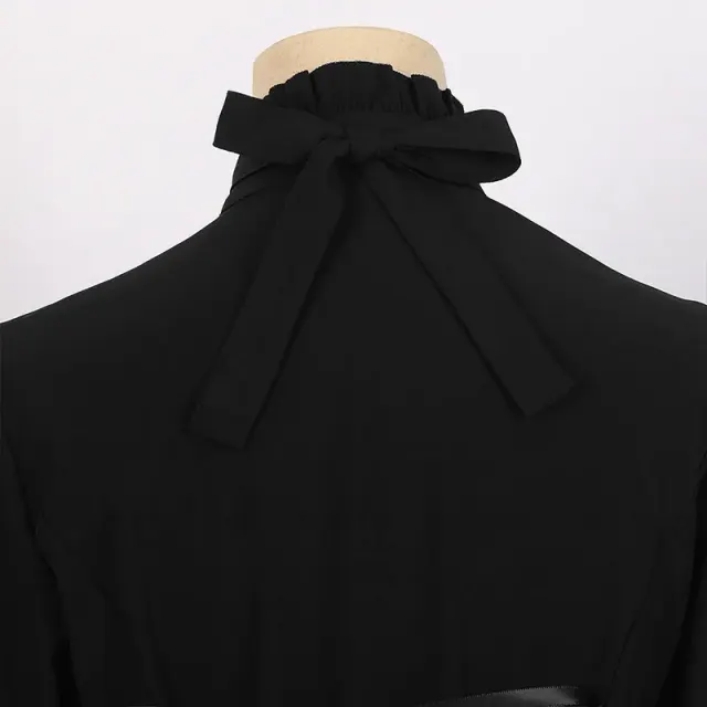 detalle de Camisa cosplay de Halloween medieval francesa con cuello alto, encaje y volantes 5