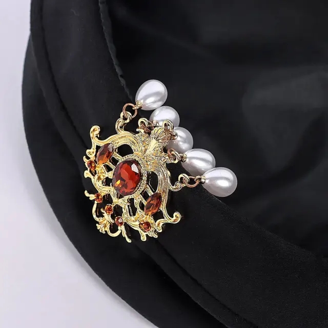 Mittelalterliche Renaissance-Baskenmütze mit Strasssteinen für Cosplay und Bühne Detail 1
