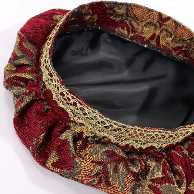 Mittelalterlicher Tudor-Federbarett-Hut für Renaissance-Cosplay und Bühne Detail 12