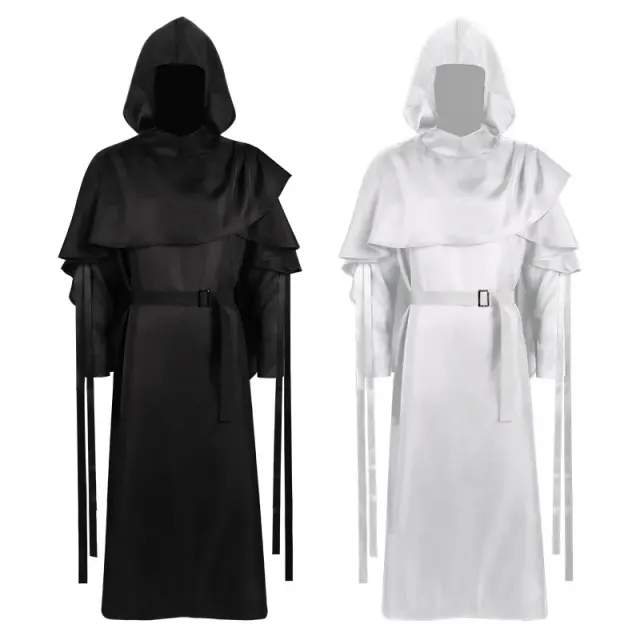 Eine weiße Cosplay-Robe als Dämonenumhang mit dunklem, mittelalterlich inspiriertem Sensenmann-Design für Halloween und Auftritte.