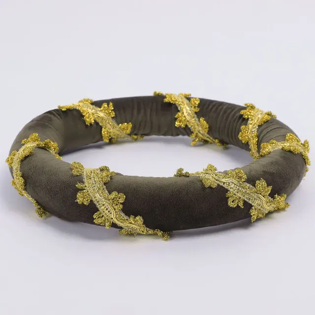 Mittelalterliche Samt-Kopfbedeckung im Renaissance-Stil mit Goldbesatz Detail 2