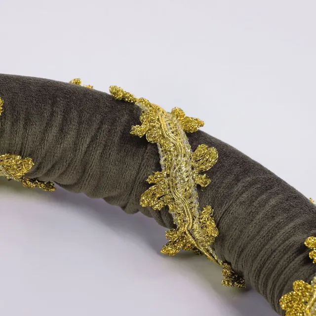 Mittelalterliche Samt-Kopfbedeckung im Renaissance-Stil mit Goldbesatz Detail 4