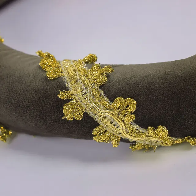 Mittelalterliche Samt-Kopfbedeckung im Renaissance-Stil mit Goldbesatz Detail 5