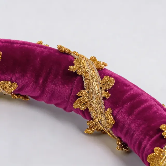 Mittelalterliche Samt-Kopfbedeckung im Renaissance-Stil mit Goldbesatz Detail 7
