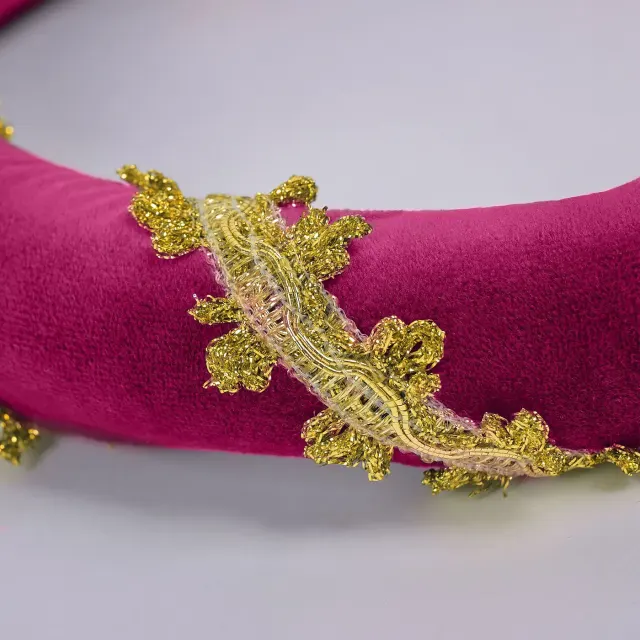 Mittelalterliche Samt-Kopfbedeckung im Renaissance-Stil mit Goldbesatz Detail 8