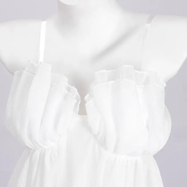 detalle de Vestido mini de tul blanco con tirantes y cuerpo bandeau de cintura alta 4