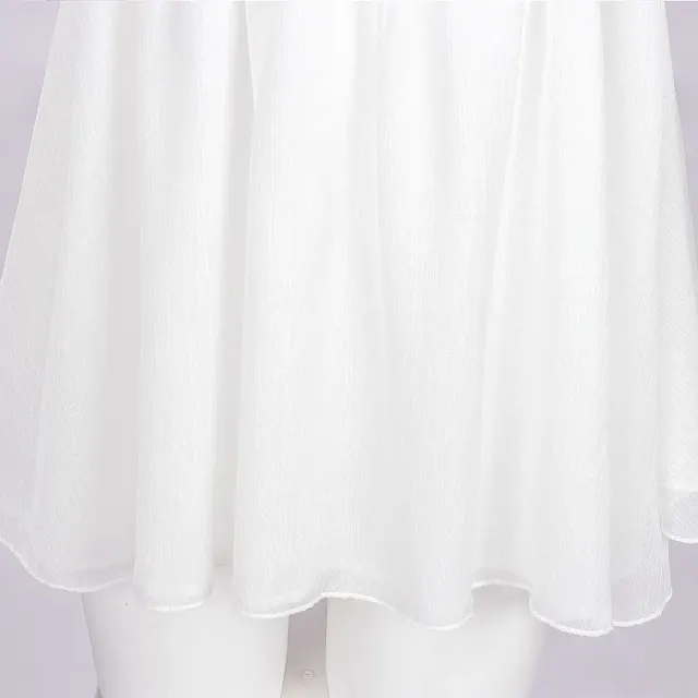 detalle de Vestido mini de tul blanco con tirantes y cuerpo bandeau de cintura alta 5